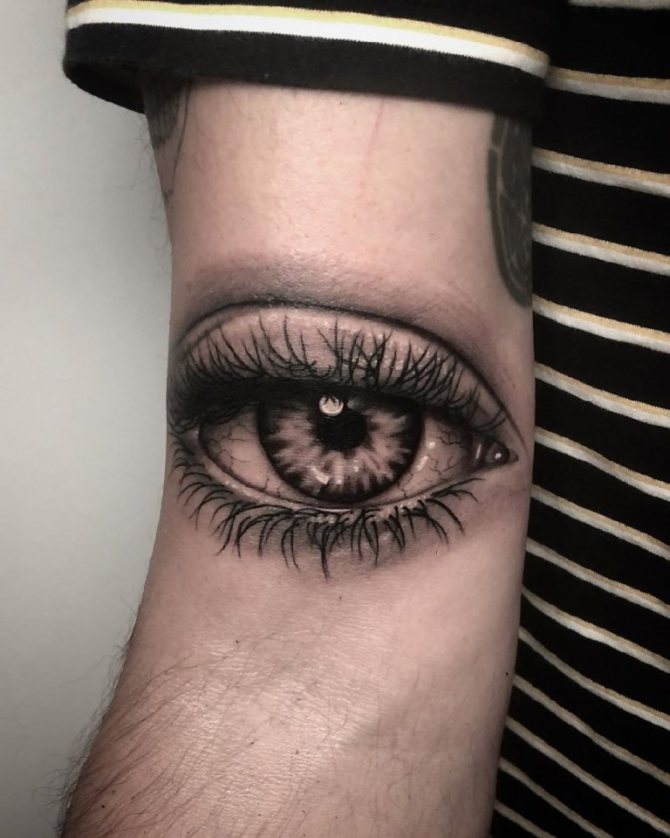 tatouage réaliste sur l'épaule