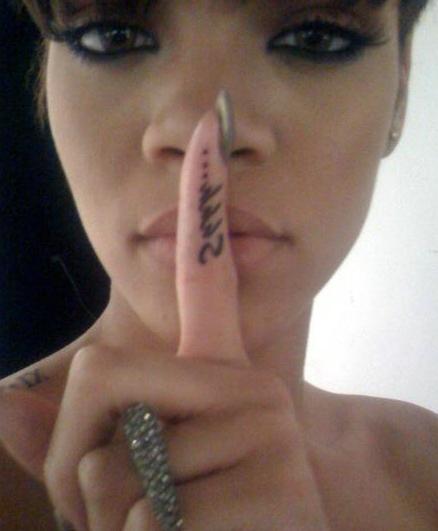 Tatouage de la main de Rihanna