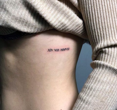 Tatouage de chiffres romains sur les côtes