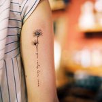 Tatouage d'une marguerite sur le bras d'une fille