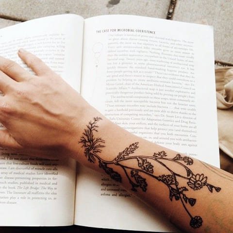 Tatouage d'une marguerite sur une fille