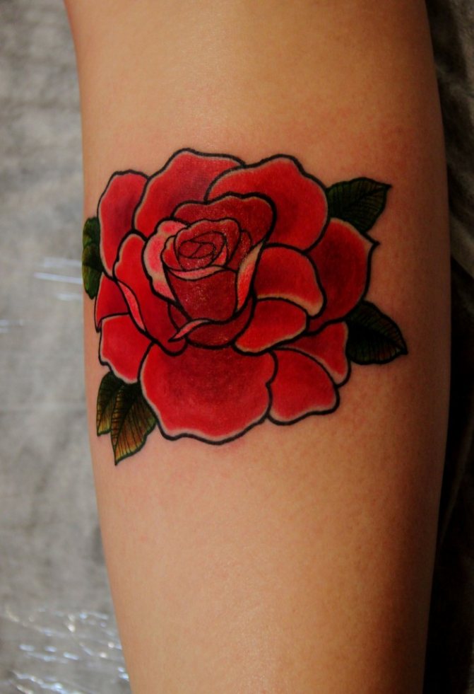 Le tatouage de rose sans épines sur le bras d'une femme suggère qu'elle a fêté son 18e anniversaire en prison.