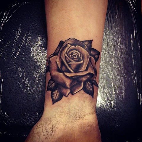 Tatouer une rose sur le poignet
