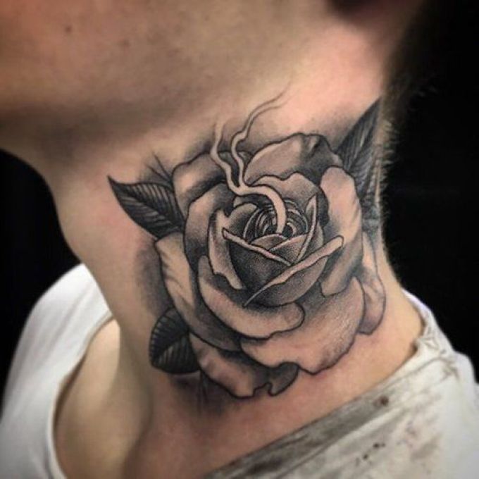 Le tatouage de la rose irait parfaitement sur le cou d'un homme.