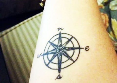 Tatouage rose des vents pour les filles