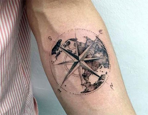 Tatouage d'une rose des vents sur la main - photo