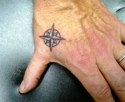 Tatouage d'une rose des vents sur la main
