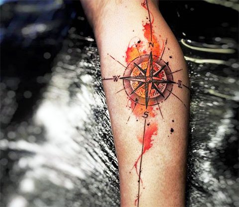 Tatouage rose des vents à la main