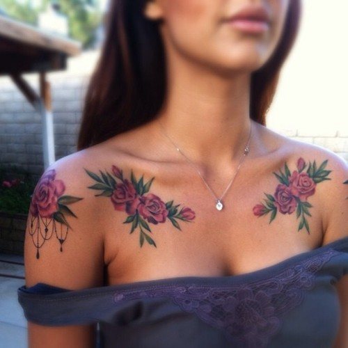 Tatouage d'une rose au-dessus de la poitrine