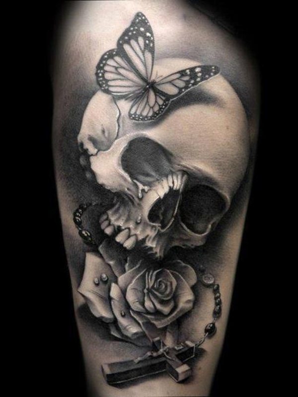 Tatouage d'une rose avec tête de mort sur son épaule