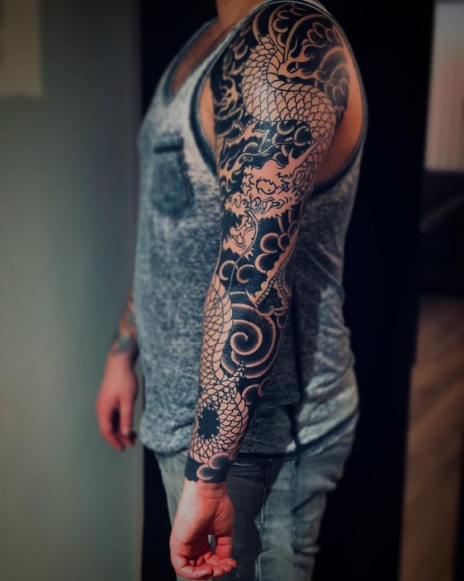 Tatouage d'un dragon sur le côté