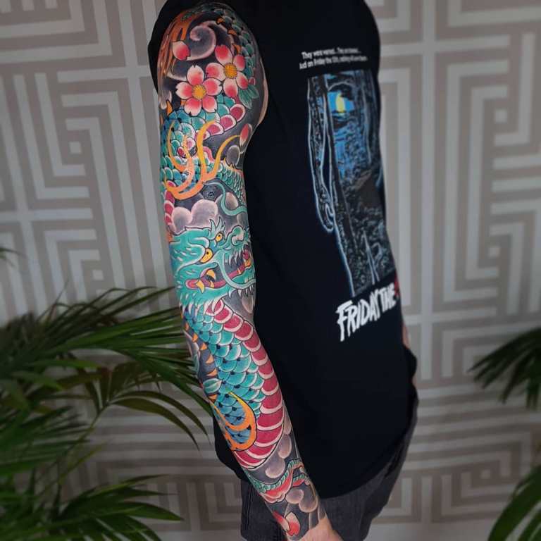 Tatouage bras dragon
