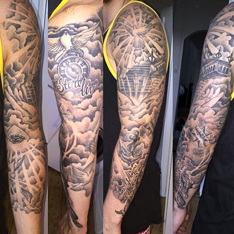 Manchon de tatouage avec des nuages