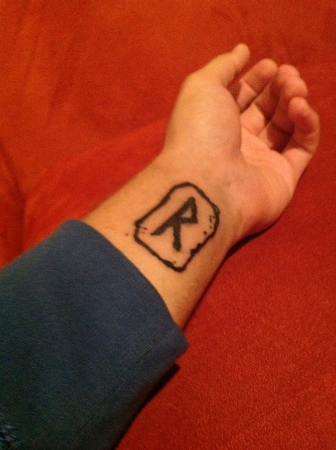 Tatouage rune arc-en-ciel