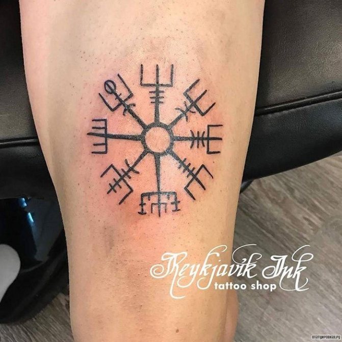 tatouage d'une rune noire sur ma jambe