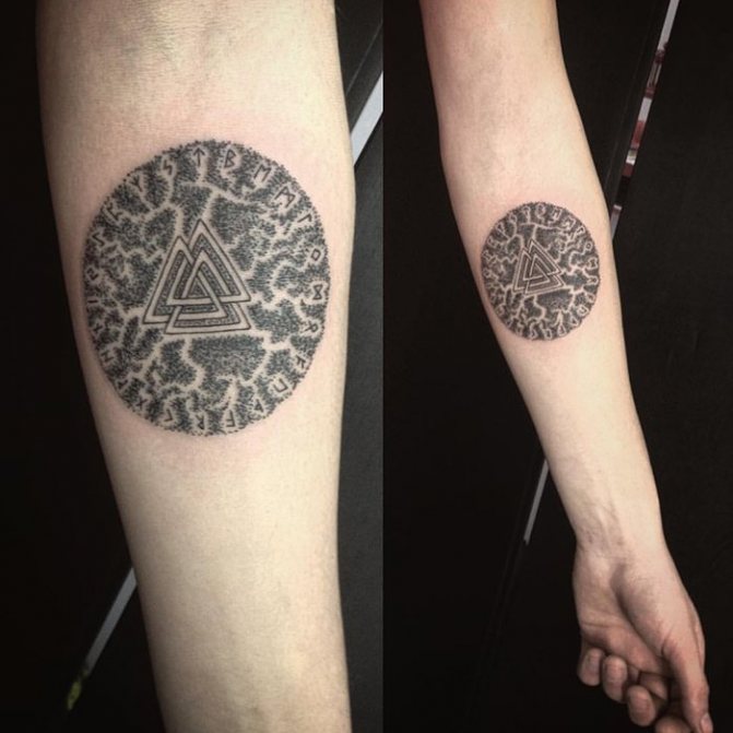Tatouage de runes noires sur l'avant-bras