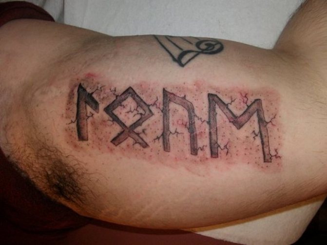 Runes de réalisme de tatouage à la main