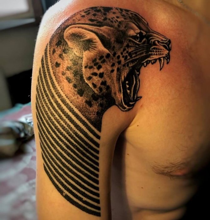 tatouage de léopard hargneux sur l'épaule