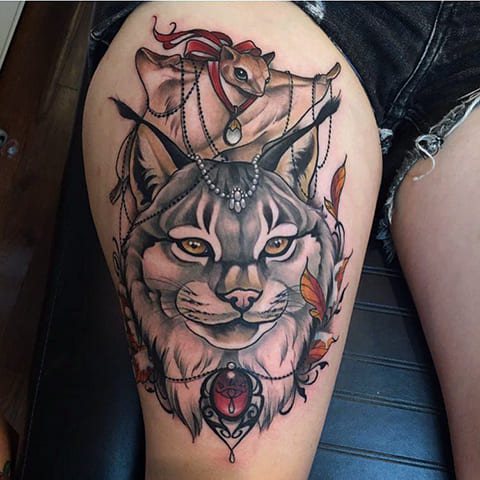 Tatouage d'un lynx sur la cuisse d'une fille