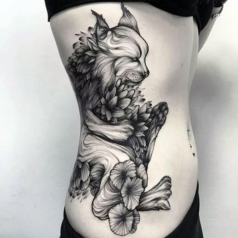 Tatouer un lynx sur le côté d'une fille