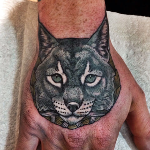 Un lynx tatoué sur la main