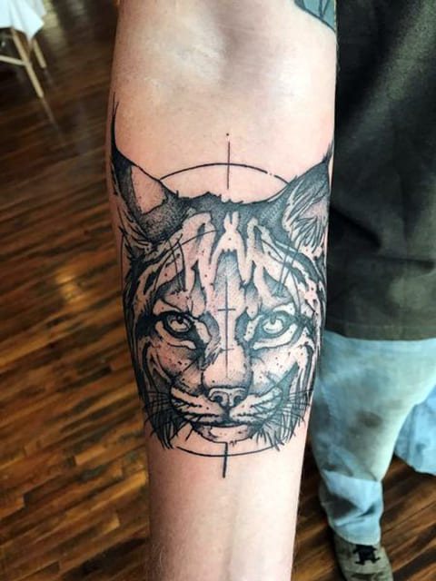 Tatouage d'un lynx sur l'avant-bras