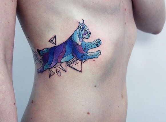 Tatouage bobcat en couleur sur le côté du torse