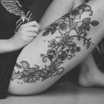Photo d'un tatouage avec des fleurs