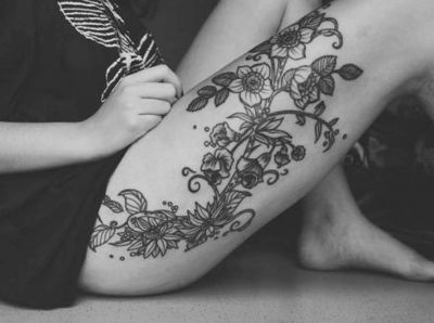 Photo d'un tatouage avec des fleurs