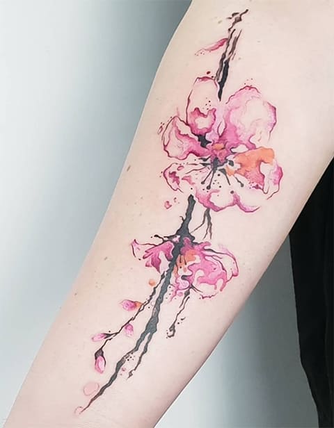 Tatouage de fleurs de cerisier sur la main d'une fille