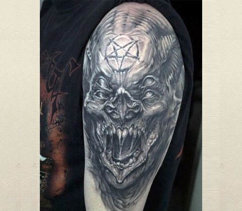 Tatouage d'un démon sur son épaule