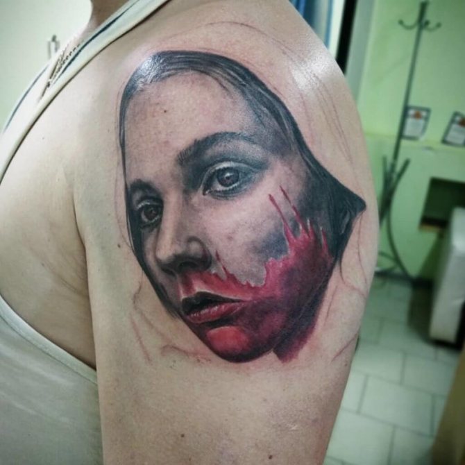 fille tatouée avec du sang sur son épaule