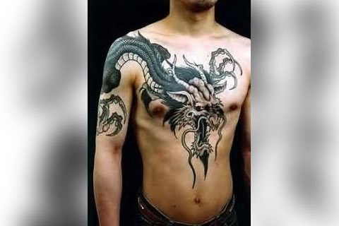 Tatouage d'un dragon sur la poitrine