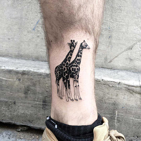 Tatouage avec deux girafes