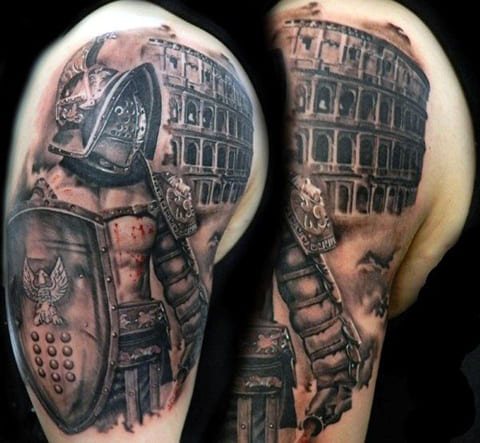 Tatouage avec gladiateur sur l'épaule