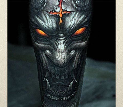 Tatouage avec une tête de démon