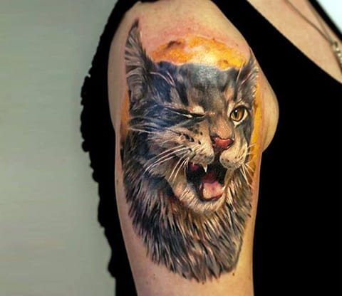 Tatouage d'une tête de lynx sur votre épaule