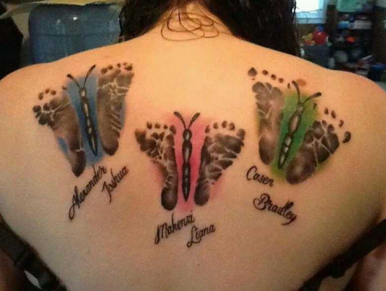 Tatouage avec le nom d'un enfant dans le dos
