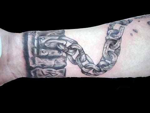 Manilles de tatouage à la main