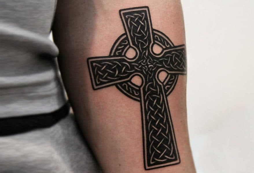 Tatouage d'une croix celtique