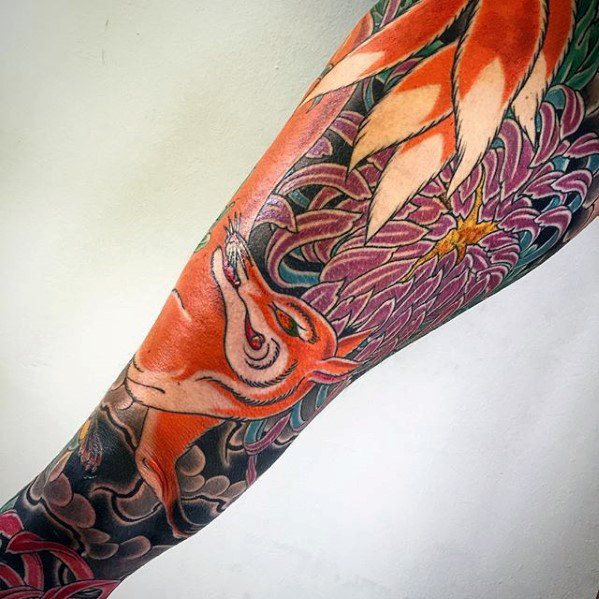 Tatouage avec des kitsune et des pivoines