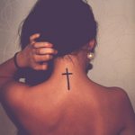 photo d'un tatouage de croix dans le dos