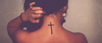 Tatouage d'une croix sur la photo de son dos