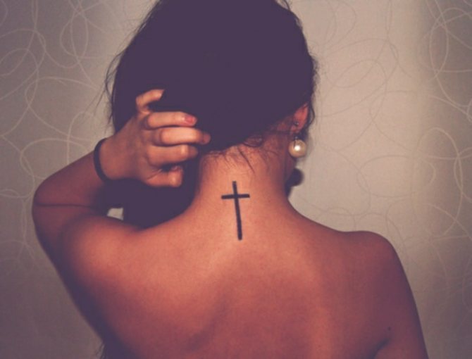 photo d'un tatouage de croix dans le dos