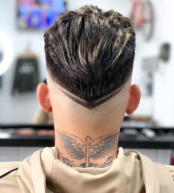 Tatouage d'ailes sur le cou