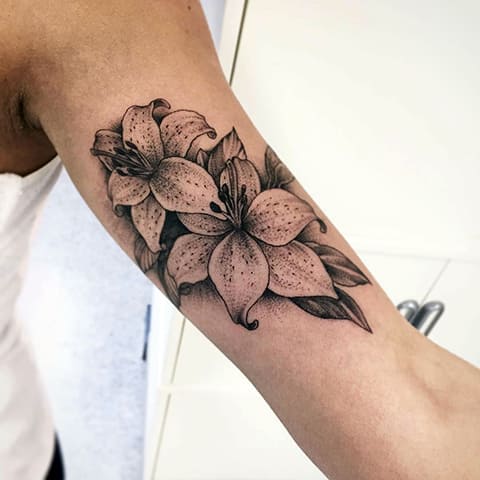 Tatouage d'un lys sur votre bras