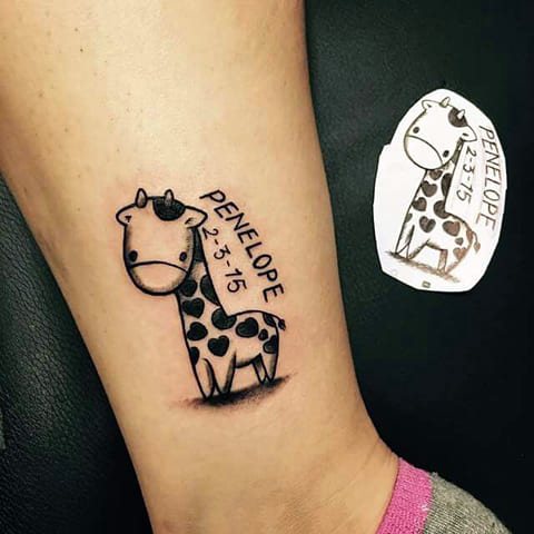 Tatouage avec une petite girafe