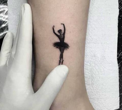Tatouage d'une petite ballerine