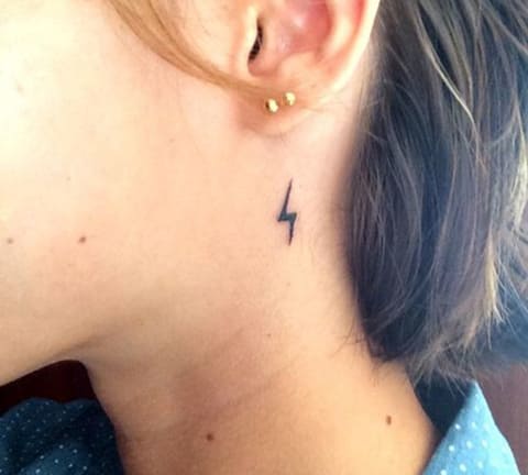 Tatouage avec une petite fermeture éclair sur son cou