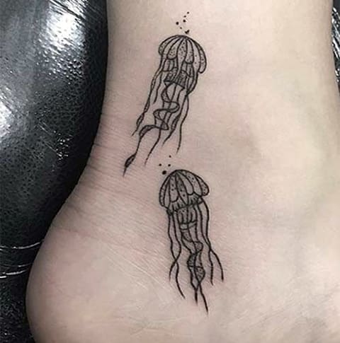 Tatouage avec méduse sur la cheville
